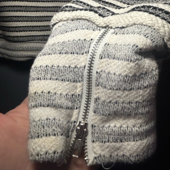 Jessica Simpson Juniors' Geena Striped Bubble-Sleeve Top, size large - Picture 4 of 5